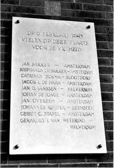 Plaquette aan de Prins Hendrikkade in Zaanstad voor de tien gefusilleerden op 9 februari 1945