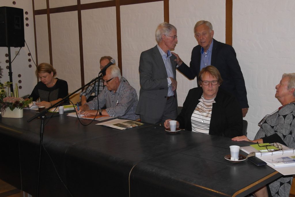 Rein Koolen (staan, links) en Frank Walstra (rechts) in een onderonsje.