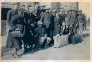 Groepsfoto in Middenmeer, november 1942. De Joodse Henri van Oosten wordt naar de bus gebracht. 